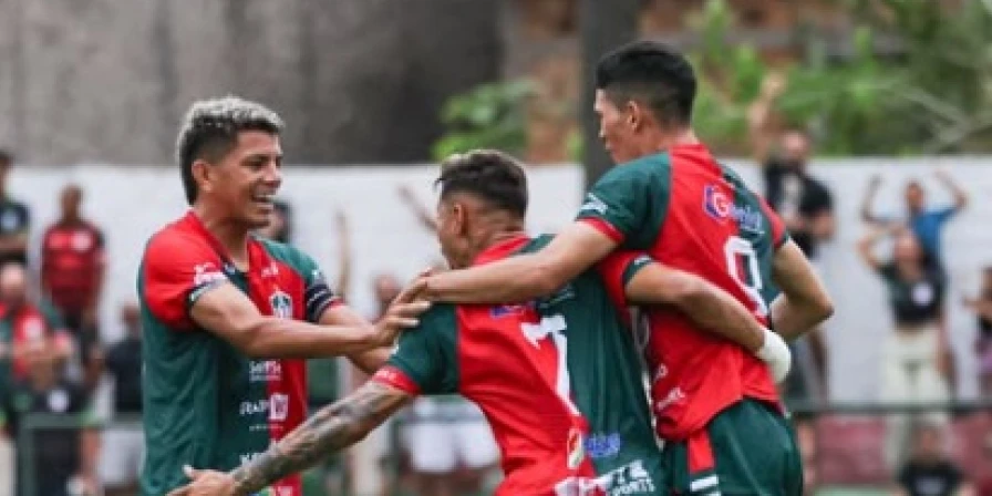 Jogadores do Pinheiro celebram gol da vitória