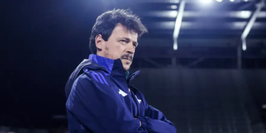 Há 18 dias, Diniz havia renovado com o Cruzeiro até o final deste ano.