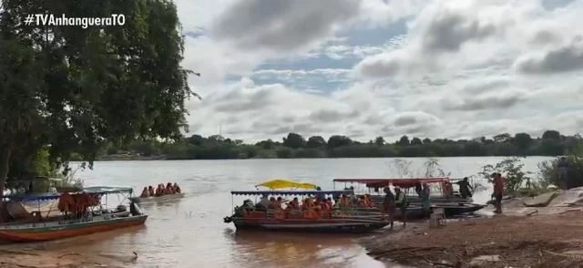 Barcos começam a fazer travessia gratuita. (Foto: Reprodução/TV Anhanguera)