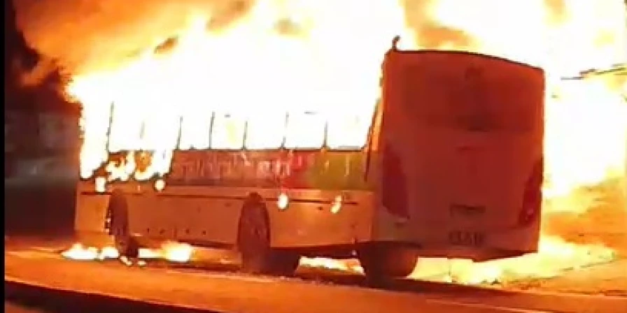 As chamas destruíram o ônibus que trafegava pela Avenida São Sebastião.