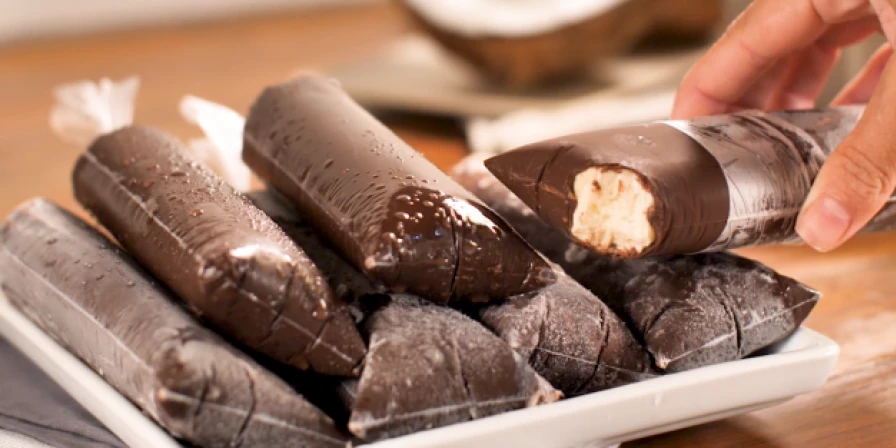 Geladinho com casquinha de chocolate.