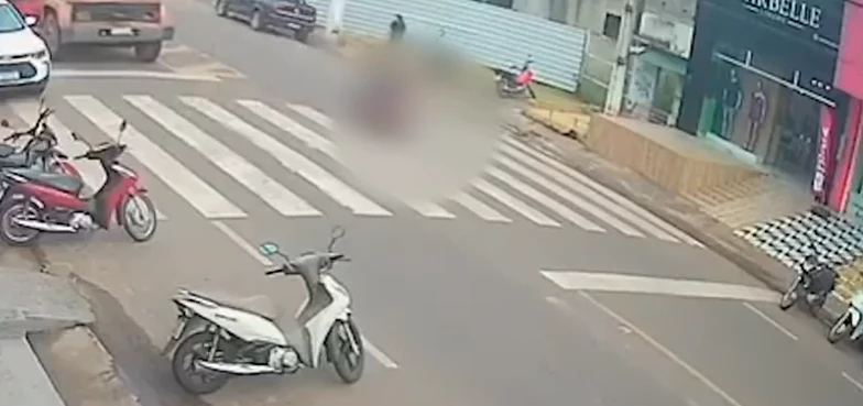 Mulher foi atropelada enquanto atravessava na faixa de pedestres. (Foto: Reprodução / TV Mirante)