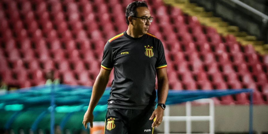 Felipe Surian, técnico do Sampaio Corrêa.