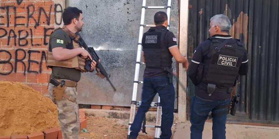 A ação mobilizou 50 policiais civis e militares, distribuídos em 17 equipes e 19 viaturas.