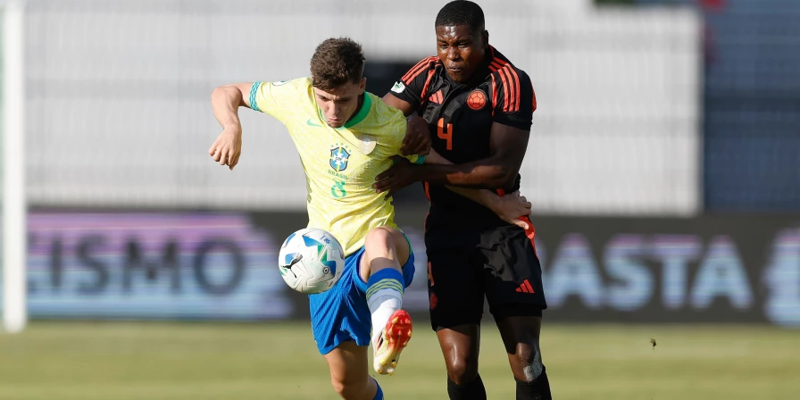 Lance do duelo entre Brasil e Colômbia, pelo Sul-Americano Sub-20.