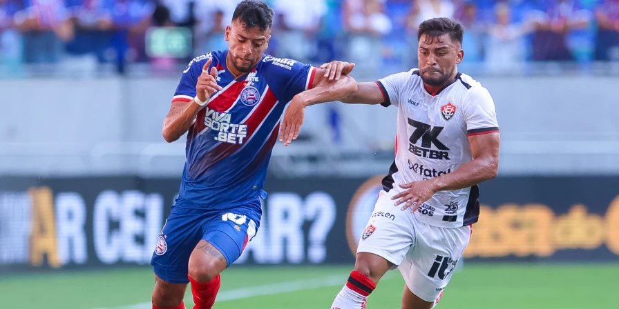 Lance do clássico entre Bahia e Vitória, pelo Campeonato Baiano.