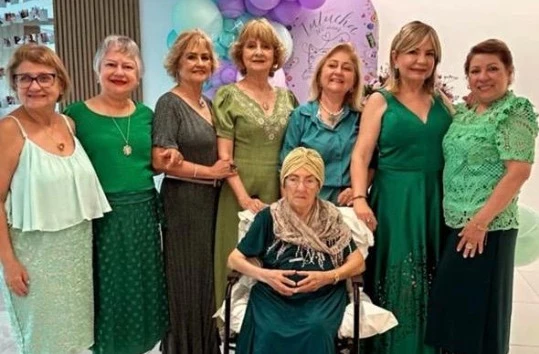 Os 100 anos de Dona Tutucha (nascida Umbelina Ribeiro dos Santos) foram comemorados, em grande estilo, por suas sete filhas: da direita para a esquerda, Maria da Penha, Lou Marques, Conceição Santos, Maria dos Remédios, Maria de Fátima, Sofia da Graça e Kátia Maria