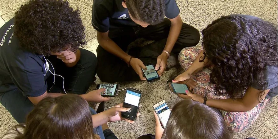 Já está em vigor a Lei Federal 15.100, que proibiu o uso de celulares durante as aulas, recreios ou intervalos.