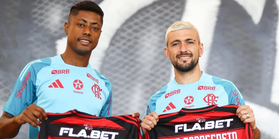 O atacante Bruno Henrique e o meia Arrascaeta foram homenageados pelo Flamengo.