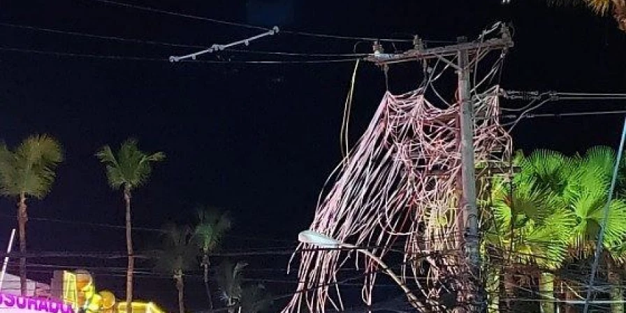 Veículos devem manter uma distância segura da rede elétrica.