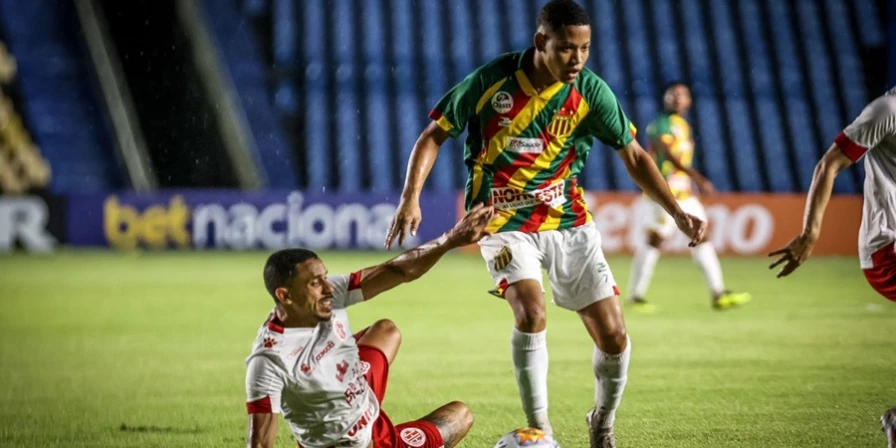Lance da partida entre Sampaio Corrêa e América-RN, pela Copa do Nordeste.