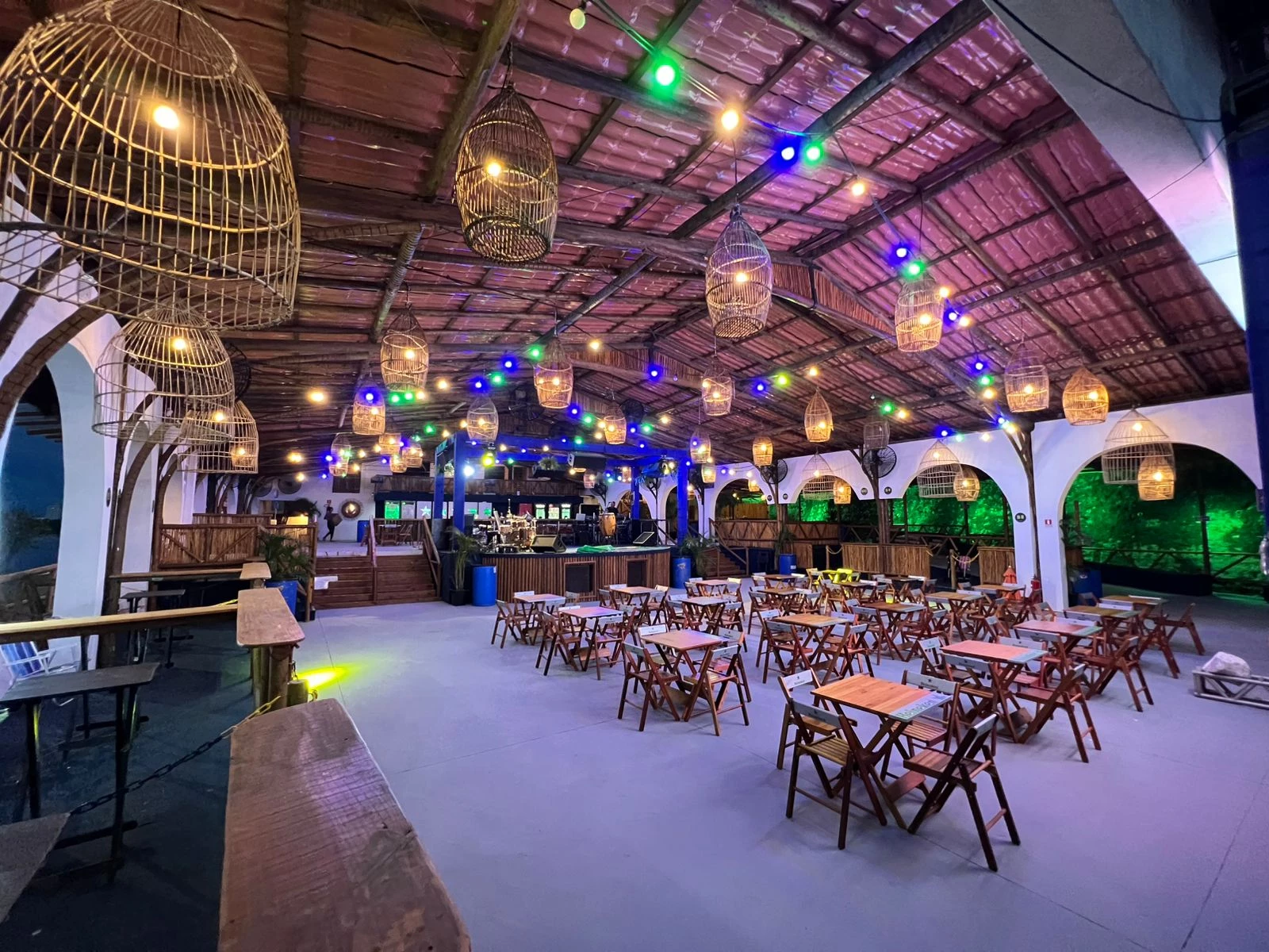A casa de eventos foi projetada no modelo rústico alternativo moderno e está em sintonia total com a natureza. (Foto: Divulgação)