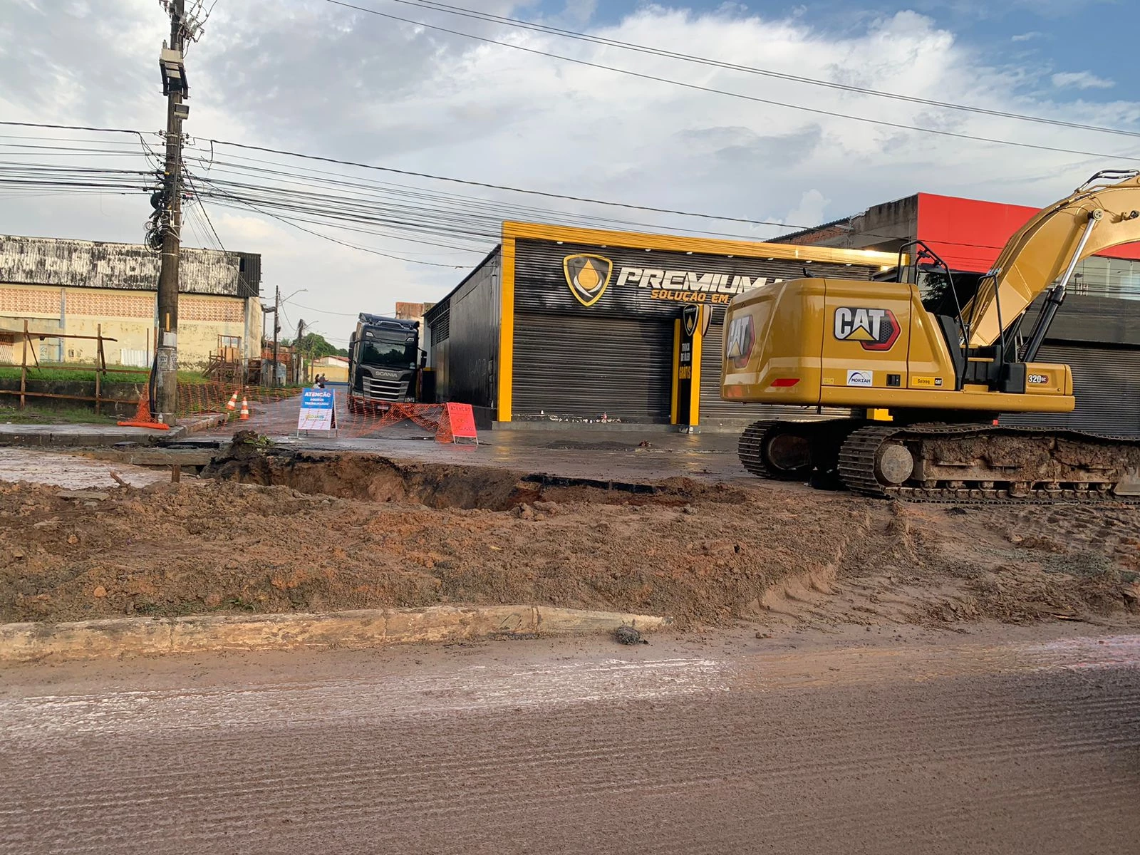 Trecho da avenida Guajajaras se rompeu. (Foto: Nice Ribeiro/TV Mirante)
