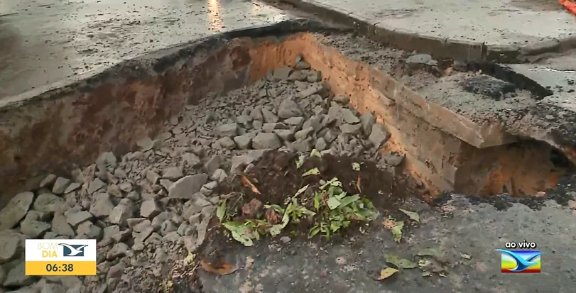 A via precisou ter um lado cortado para realização do reparo. (Foto: Reprodução/TV Mirante)