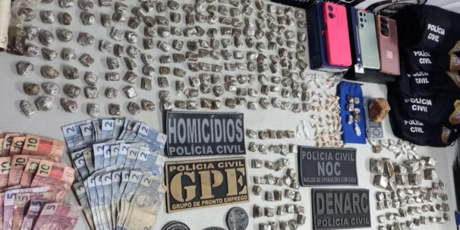 Entorpecentes apreendidos com suspeitos. (PC-MA)