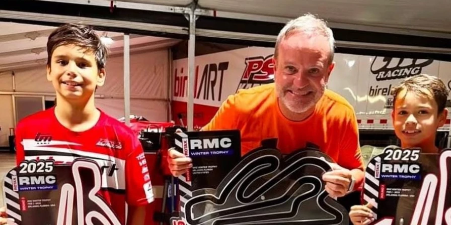Os irmãos Dominguez exibem premiações ao lado do ex-piloto da F-1, Rubens Barrichello
