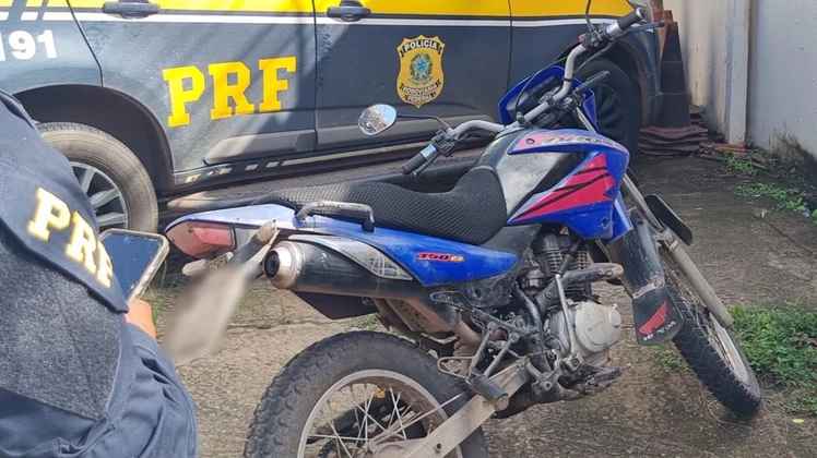 Motocicleta apreendida pela PRF. (Reprodução/PRF)