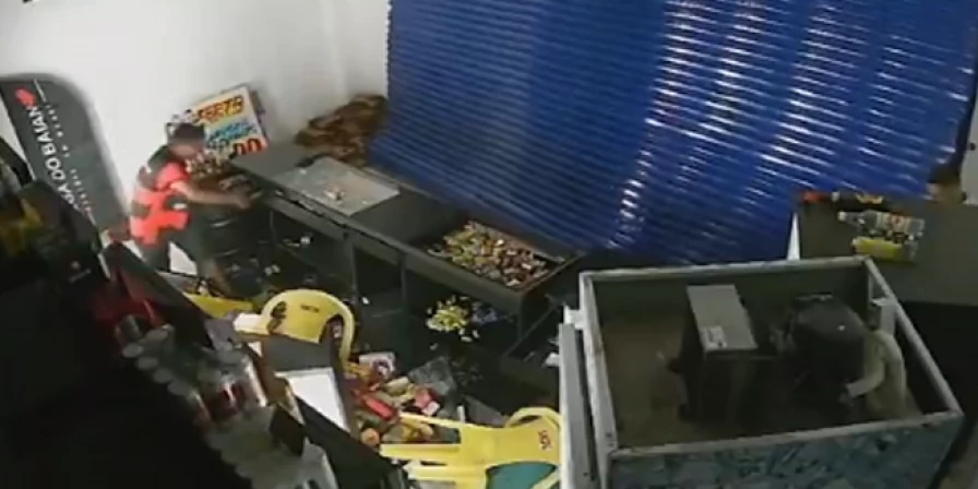 A ação foi registrada por uma câmera de segurança instalada no local, que capturou todos os detalhes do crime, ocorrido por volta das 5h18.
