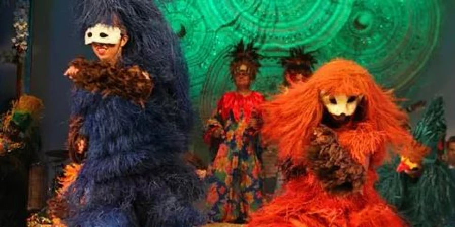 Bicho Terra comanda festa na Praça dos Catraieiros