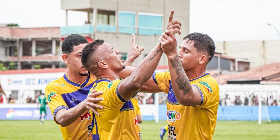 Jogadores do IAPE comemoram gol de Denilson