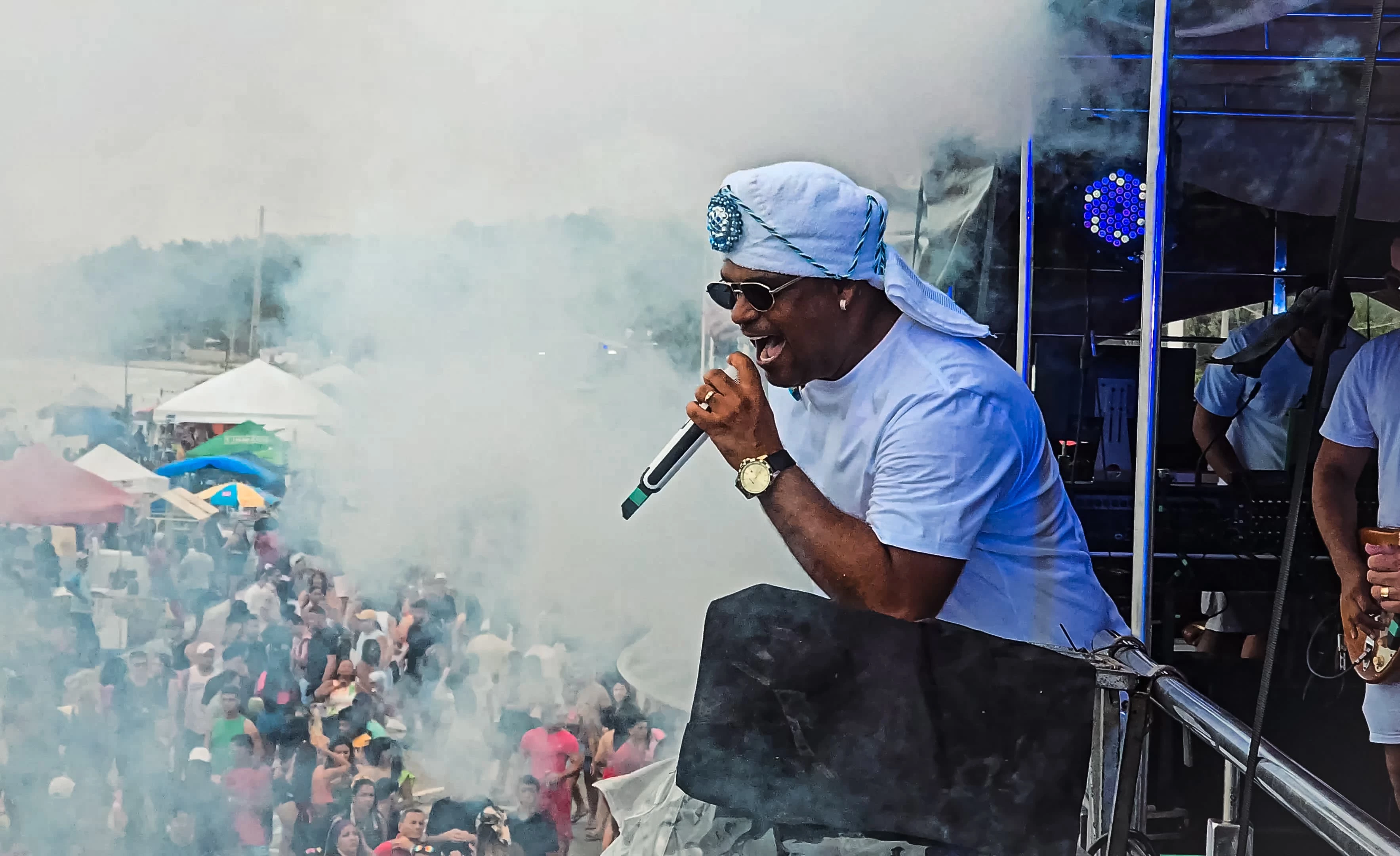 Erick Andrade durante passagem pelo corredor da folia no Circuito Litorânea: energia nas alturas e homenagem aos 40 anos da axé music (Foto: @OlharSaoLuis)