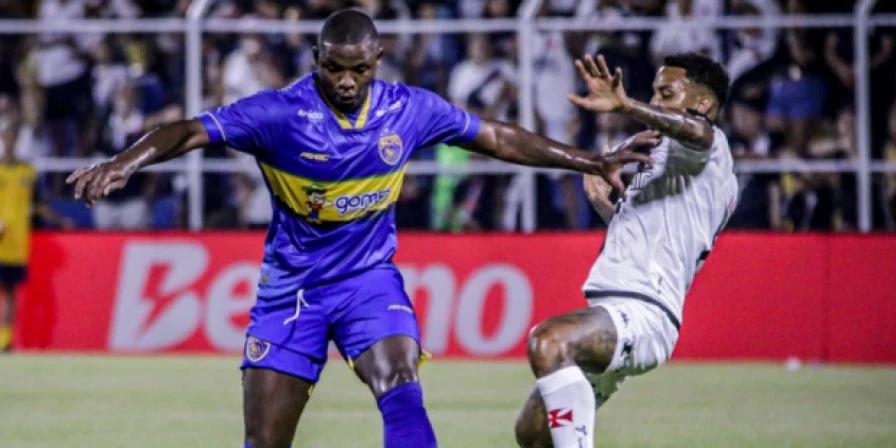 Lance da partida entre Sampaio Corrêa-RJ e Vasco, pelo Campeonato Carioca.