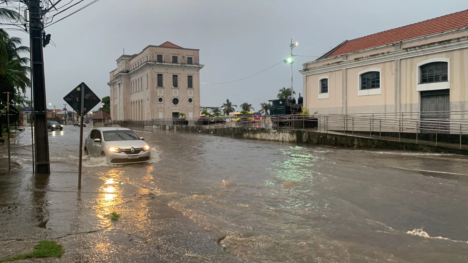 Alagamento na região da antiga Rffsa. (Foto: Nice Ribeiro/TV Mirante)
