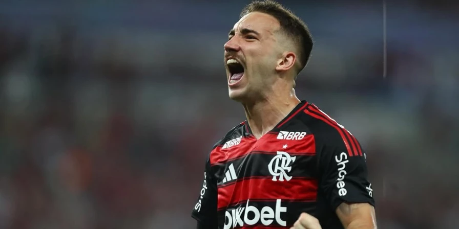 Léo Ortiz comemora: o Flamengo venceu o Botafogo no Maracanã.