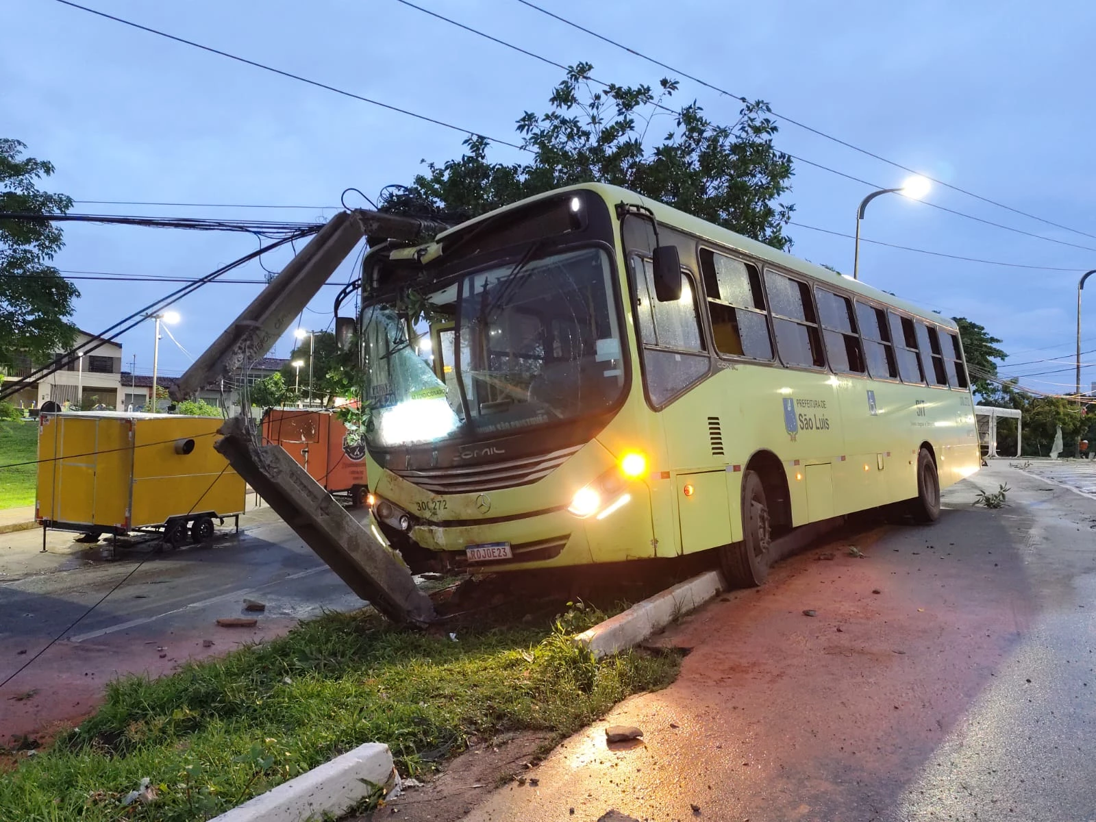 Acidente com ônibus na Av. Jerônimo de Albuquerque. (Foto: Murilo Lucena/TV Mirante)