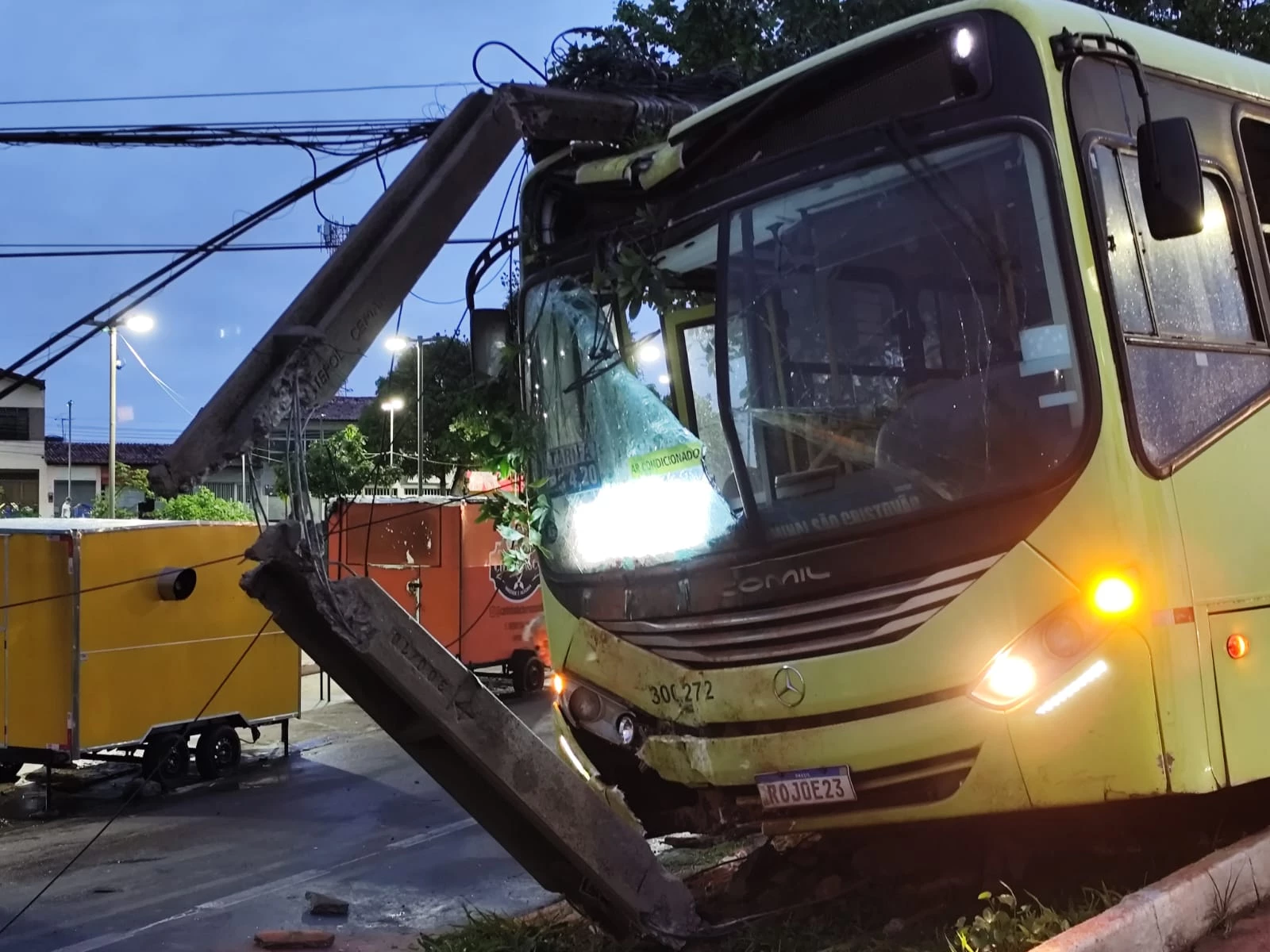 Ônibus colidiu contra poste nesta sexta. (Foto: Murilo Lucena/TV Mirante)