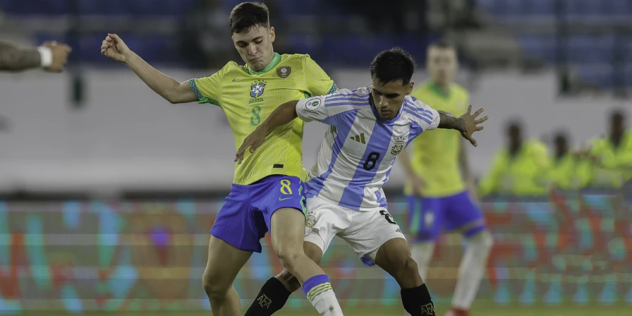 Lance da partida entre Brasil e Argentina, pelo hexagonal final do Sul-Americano Sub-20.