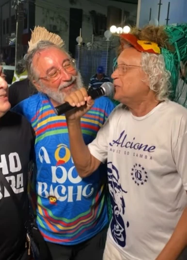 Gabriel Melônio recebe homenagem do Bicho Terra durante cortejo pela Madre Deus