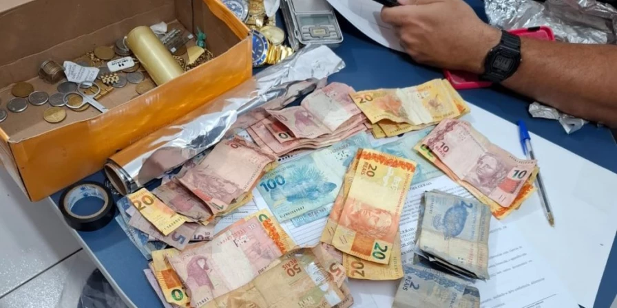 Além dos 11 presos, a polícia apreendeu armas, drogas, apetrechos utilizados para o tráfico de drogas, dinheiro e dispositivos eletrônicos.