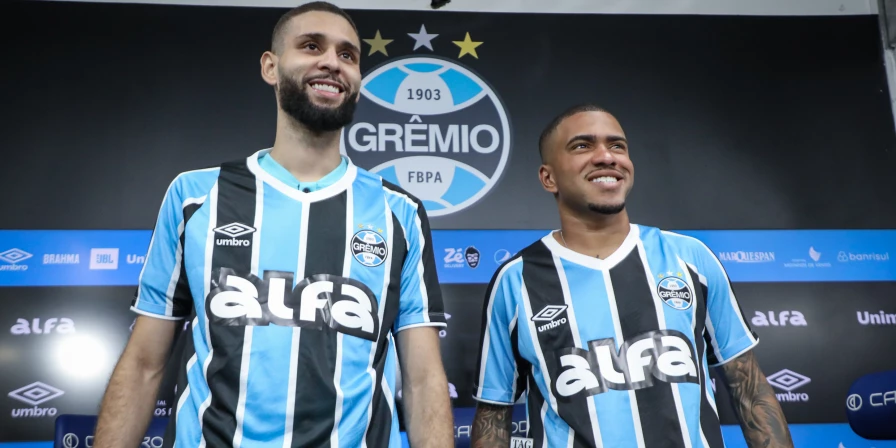O zagueiro Wagner Leonardo e o lateral-esquerdo Lucas Esteves, do Grêmio.