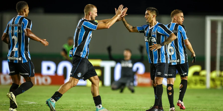 O Grêmio sofreu, mas passou pelo São Raimundo-RR na Copa do Brasil.