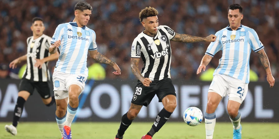 Lance do jogo de ida da Recopa Sul-Americana, entre Racing e Botafogo.