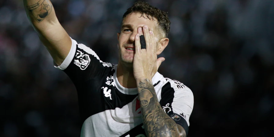 Vegetti comemora: o Vasco venceu o Botafogo e continua na briga pelo título do Campeonato Carioca.