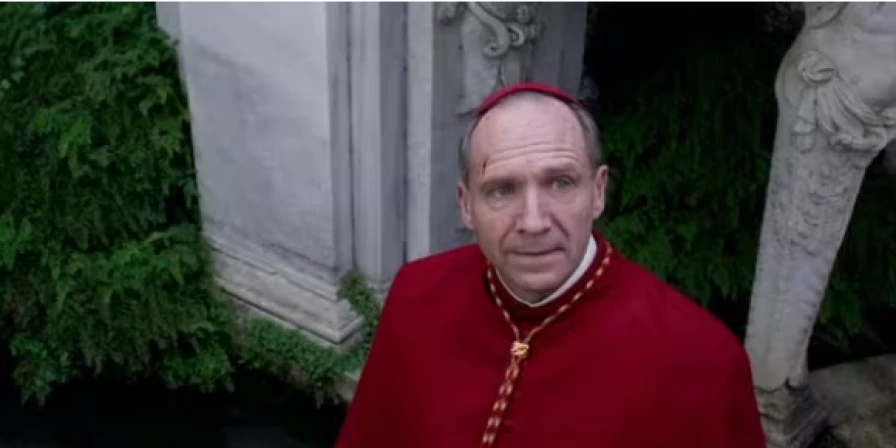 "Conclave" se torna o filme mais visto da Prime Vídeo após falecimento do Papa.