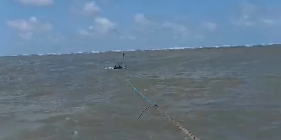 Após resgate de pescadores, equipes trabalharam para recuperar barco naufragado.