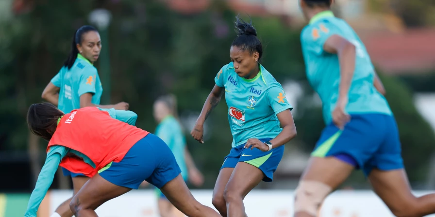 Ary Borges conduz a bola durante treino em Teresópolis