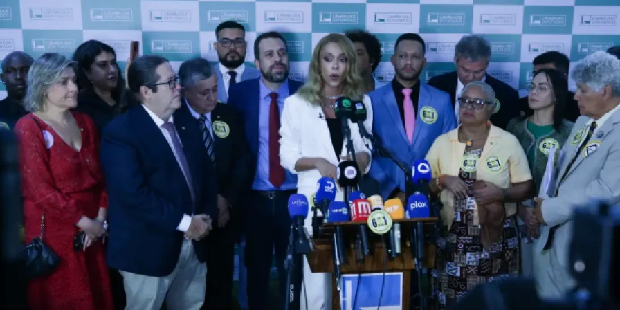 Foram 63 assinaturas a mais que o necessário para ingressar com uma proposta de emenda constitucional.