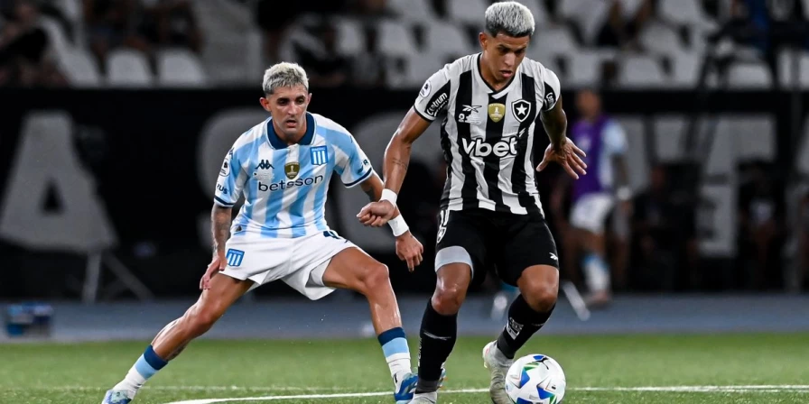 Lance da partida entre Botafogo e Racing, pela Recopa Sul-Americana.