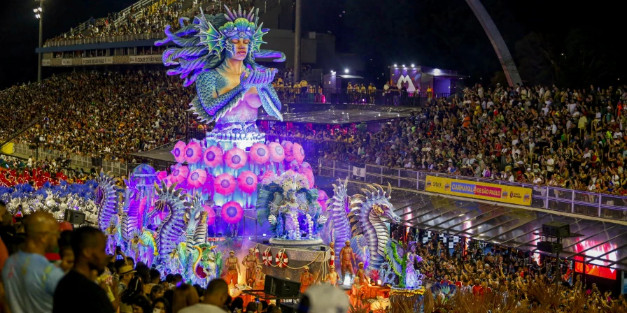 Desfile das escolas de samba de São Paulo começou na sexta-feira (28).