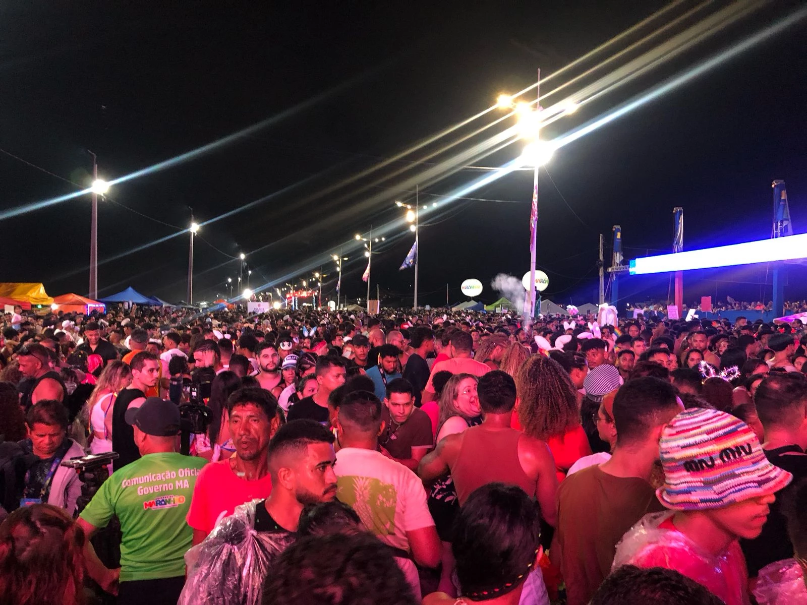 À noite, a expectativa pelo show de Anitta levou uma multidão à Avenida Litorânea. (Foto: Imirante.com)