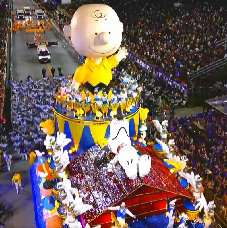 Carro alégorico de Charles Bronw Jr. e Snoop fez sucesso nas redes sociais. (Reprodução/ Tv Globo)