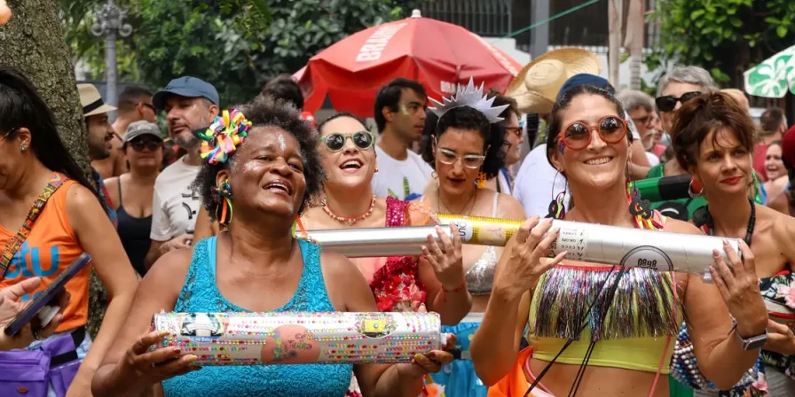 Com público estimado em 120 mil pessoas, Bloco Areia desfila no Rio