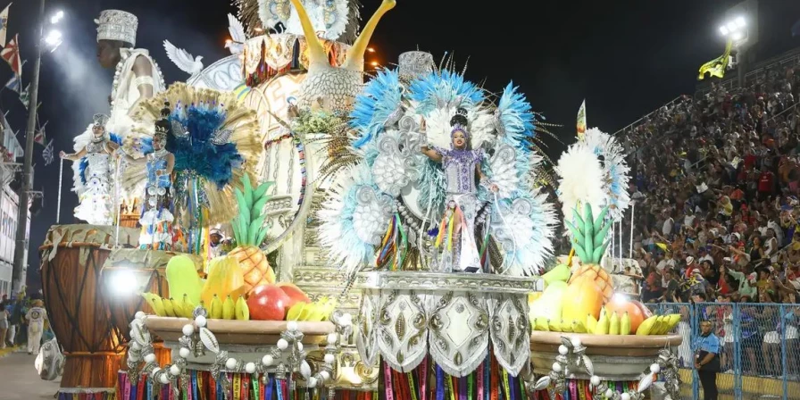 Escolas de samba empolgaram o público.