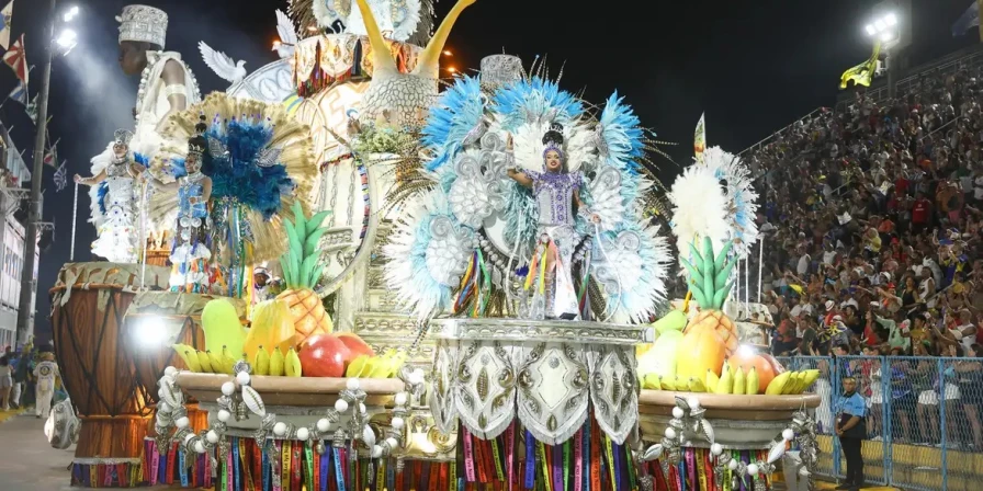 Segunda noite de desfiles no Sambódromo do Rio