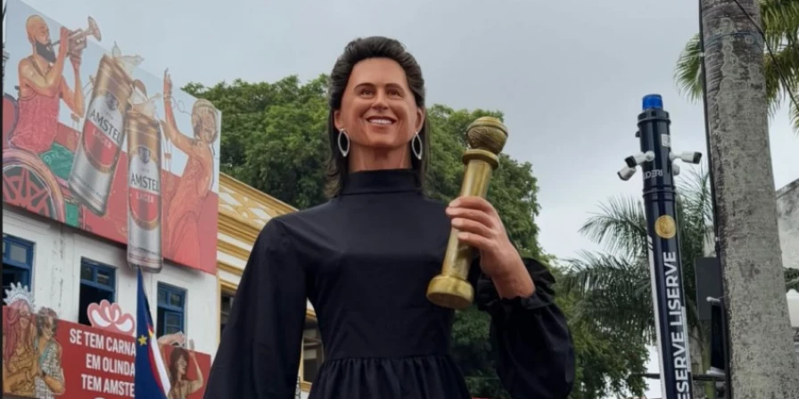 Figura de Fernanda Torres virou boneco de Olinda