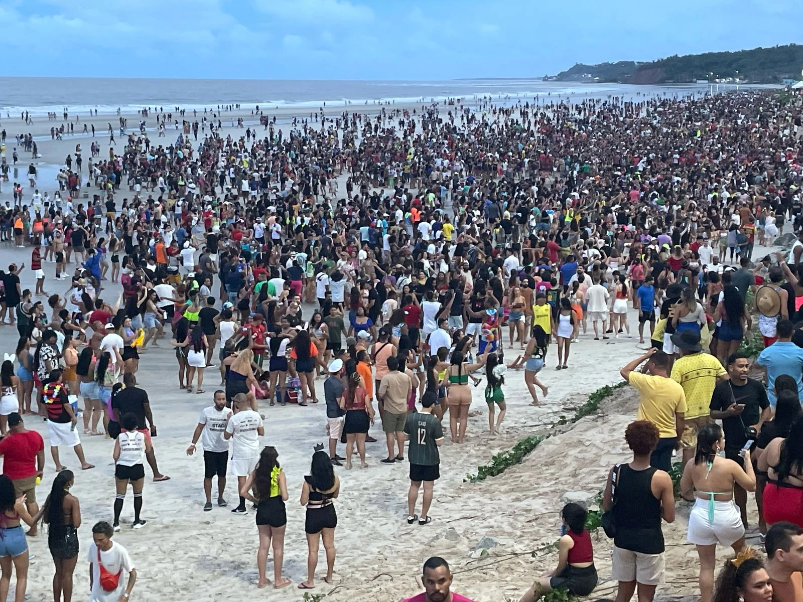 Multidão se reúne na faixa de areia da Orla. (Foto: Reprodução/g1)